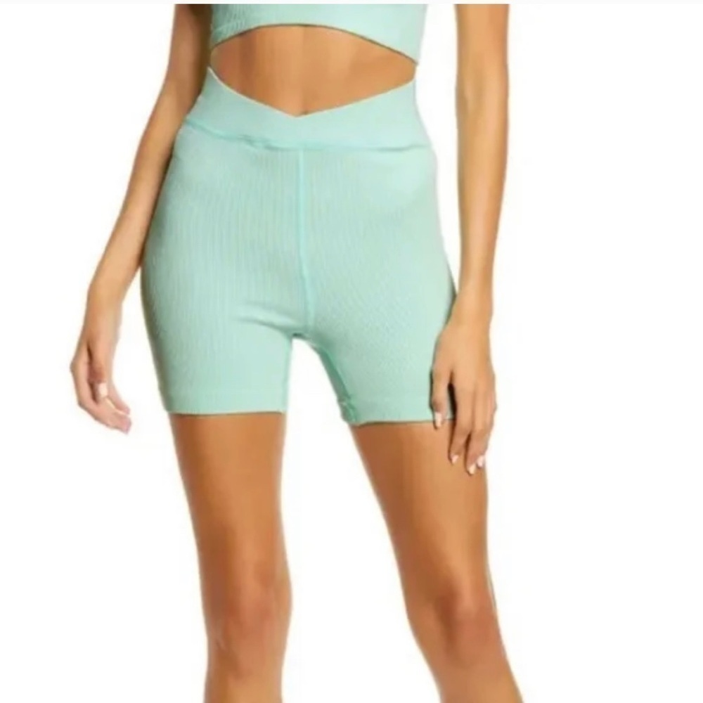 Free People Movement Free Throw Biker Shorts Size Large NWT - Picture 1 of 5